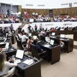 Atiende Cecilia Patrón a la comunidad meridana a las puertas de Palacio Municipal